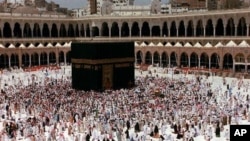 Alhazai na dawafi a dakin Ka'aba