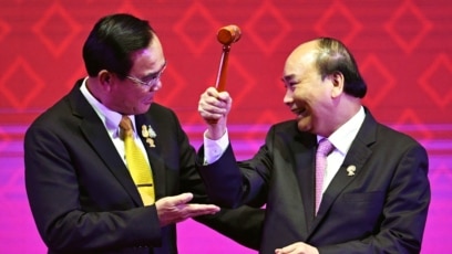 Thủ tướng Việt Nam Nguyễn Xuân Phúc (phải) nhận chiếc búa làm chủ tịch luận phiên ASEAN từ Thủ tướng Thái Lan Prayuth Chan-Ocha tại Bangkok hồi tháng 11/2019. Việt Nam, thay mặt 10 nước thành viên ASEAN, vừa đưa ra tuyên bố với thông điệp mạnh mẽ tới Trung Quốc.