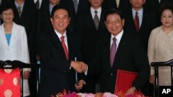 陳雲林(左)與江丙坤(右)簽署新經貿協議後握手

