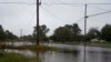 Carreteras en el área de Gloucester, Virginia, cubiertas de agua después del paso de la tormenta tropical Ophelia el 23 de septiembre de 2023.