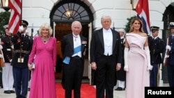 도널드 트럼프 미국 대통령과 멜라니아 트럼프 여사, 영국의 찰스 3세 국왕과 커밀라 왕비가 2026년 4월 28일 미국 워싱턴 D.C. 백악관에서 열린 국빈 만찬에 앞서 기념 촬영을 하고 있다.