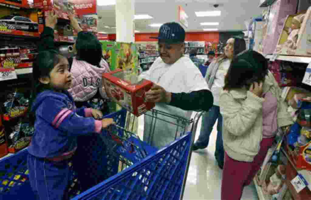 Las grandes ventas con sustantivos descuentos, reciben su nombre de Viernes Negro porque representa el momento donde las tiendas transforman sus números de balance de rojo a negro, de pérdidas a ganancias.