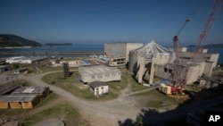 El reactor nuclear inacabado de Angra 3 se ve durante una visita de medios al complejo de la Central Nuclear de Angra en Angra dos Reis, Brasil, el jueves 1 de agosto de 2019. (Foto: AP)