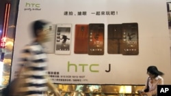 Beberapa produk HTC di sebuah papan iklan di Taipei, Taiwan (foto: dok). Perusahaan HTC akan memproduksi telepon pintar Facebook. 