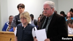 Joyce Mitchell, izquierda apareció junto a su abogado Steven Johnston en una corte en la ciudad de Plattsburgh, Nueva York.