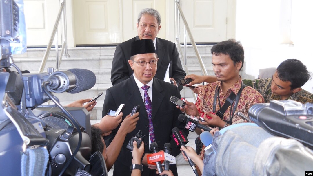 Menteri Agama yang baru, Lukman Hakim Saifuddin, berbicara pada wartawan usai pelantikan di Istana Negara, Jakarta (9/6). (VOA/Andylala Waluyo)
