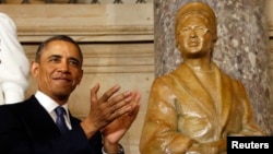 Predsednik Barak Obama pored skulpture Roze Parks