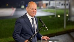 Almanya Başbakanı Olaf Scholz, ülkedeki siyasi krize rağmen tatilde olduğu için eleştiriliyor.