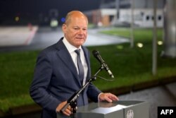 Kanselir Jerman Olaf Scholz menyampaikan pernyataan pers di bandara internasional Cologne/Bonn di Cologne, Jerman barat pada 1 Agustus 2024. (Foto: AFP)