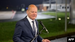 German Chancellor Olaf Scholz delivers a press statement at the Cologne/Bonn international airport in Cologne, western Germany on August 1, 2024, after meeting German political prisoners who had been released in one of the biggest prisoner swaps between R