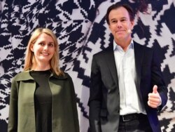 CEO H&M, Karl-Johan Persson dan penggantinya Helena Helmersson dalam konferensi pers di kantor pusat H&M di Stockholm, 30 Januari 2020.
