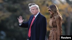 도널드 트럼프 미국 대통령이 26일 부인 멜라니아 여사와 아들 배런과 함께 백악관 사우스론에 도착했다. 