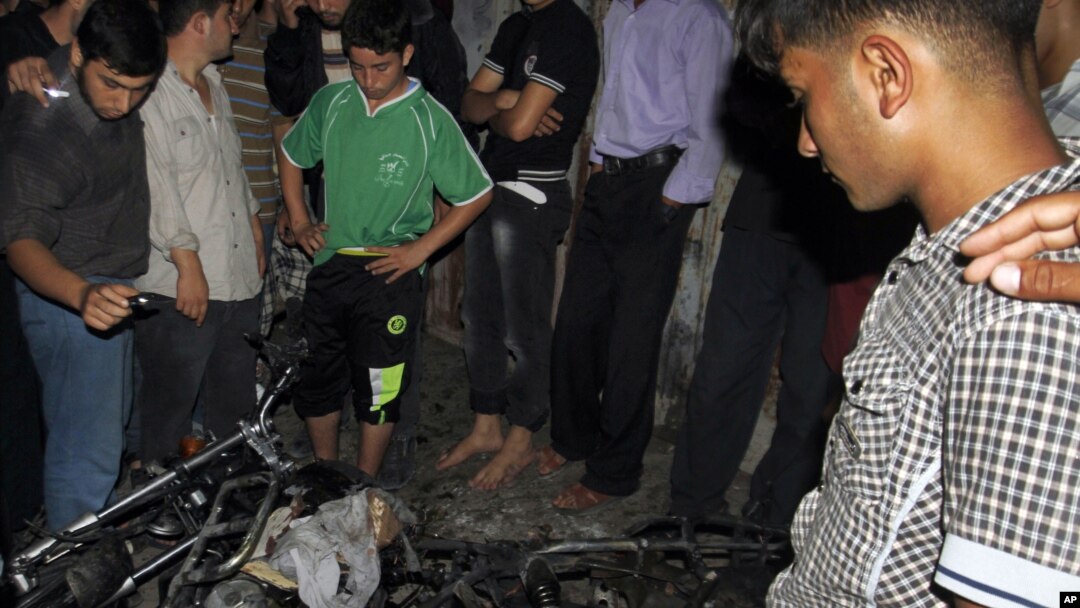 Warga Palestina berkerumun di dekat sepeda motor yang hancur akibat serangan udara Israel di Jabalia, Jalur Gaza utara (13/10).