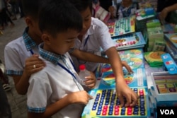 Children take part in the 7th Cambodia Book Fair ambassador at the National Library in Phnom Penh, December 07th, 2018. (VOA Khmer)