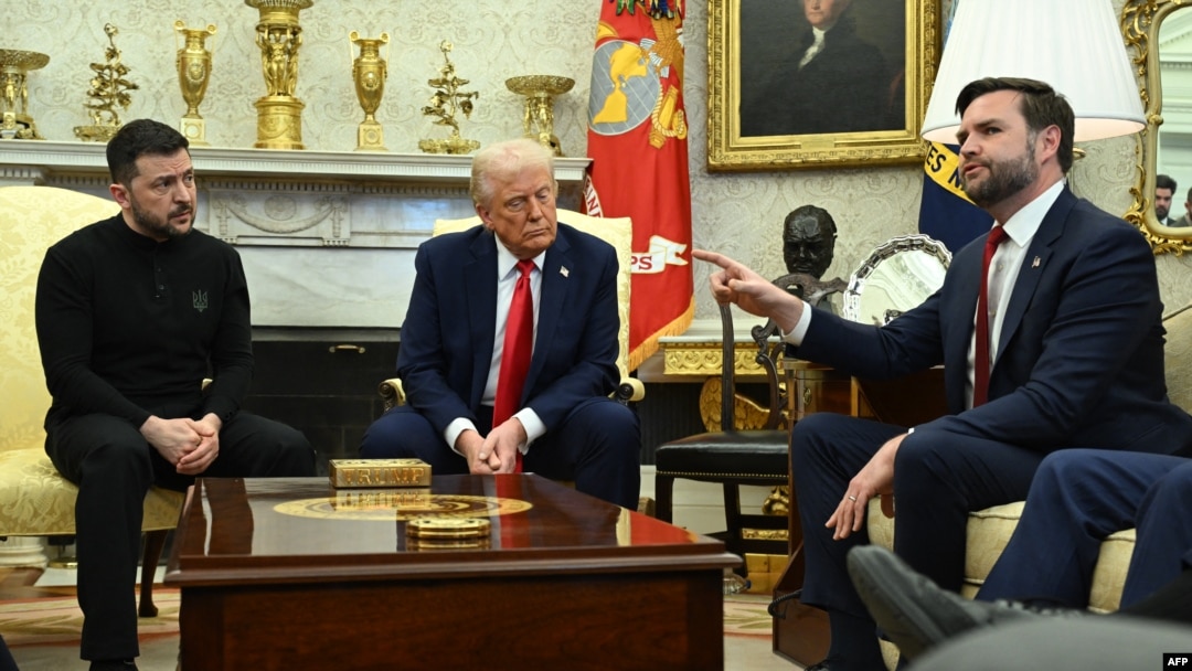 Tổng thống Hoa Kỳ Donald Trump, Tổng thống Ukraine Volodymyr Zelenskyy, Phó Tổng thống JD Vance (phải) tại Phòng Bầu dục của Nhà Trắng ở Washington, DC, ngày 28/2/2025.