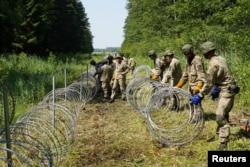 Litvanski vojnici postavljaju žilet-žicu na granici sa Bjelorusijom, juli 2021.