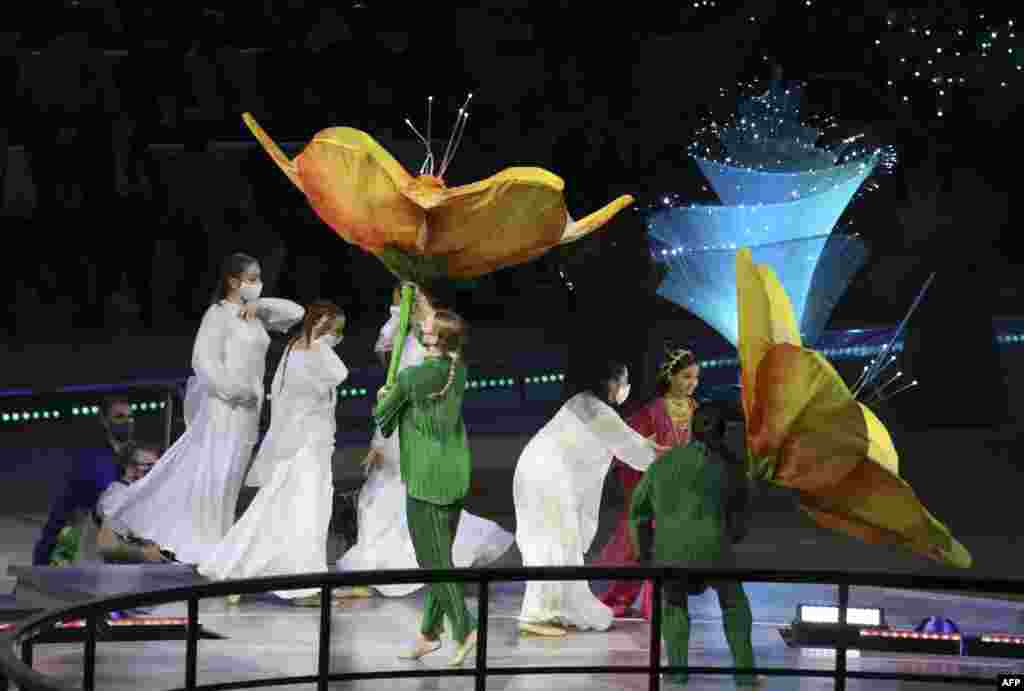 دبئی ایکسپو کی افتتاحی تقریب میں جہاں فن کاروں نے اپنے فن کا مظاہرہ کیا وہیں آتش بازی کا بھی بھرپور مظاہرہ کیا گیا۔