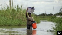 Une femme marche à Ikorodu, près de Lagos, le 26 octobre 2011.