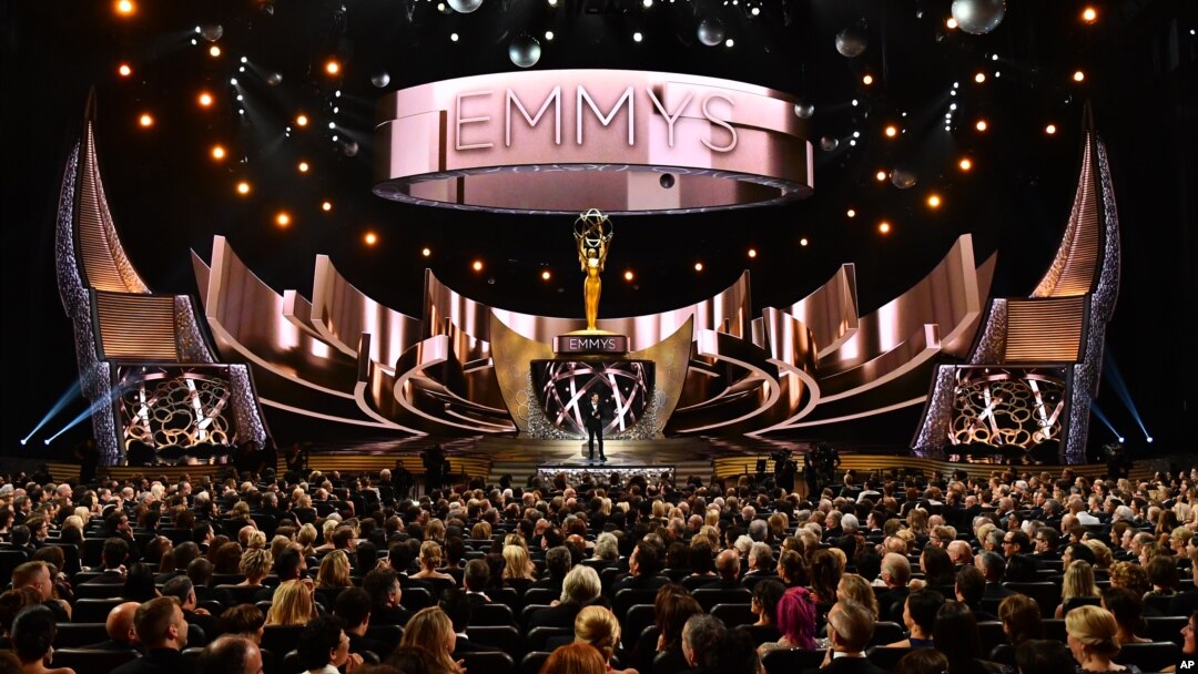 Suasana acara penghargaan Emmy Awards yang dibawakan oleh komedian dan pembawa acara Jimmy Kimmel (18/9). 