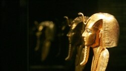 Le masque funéraire de Psousennès 1er, le 20 octobre 2004, lors de l'exposition "Pharaon" à l'Institut du monde arabe à Paris. 