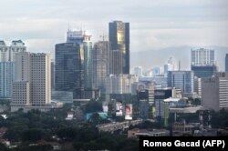 Gedung kaca hitam Bakrie Tower yang menaungi kantor pusat Bumi Resources, terlihat di tengah cakrawala Ibu Kota Jakarta. (Foto: AFP/Romeo Gacad)