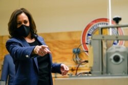 La candidata demócrata a la vicepresidencia, la senadora Kamala Harris, demócrata de California, habla durante un recorrido por las instalaciones de entrenamiento IBEW 494 el lunes 7 de septiembre de 2020 en Milwaukee.