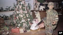Soldat de l'intervention américaine au Panama, dans la maison du dirigeant déchu Manuel Noriega, à Panama City, le 23 décembre 1989. (AP Photo/Matiace Recart)