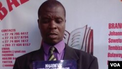 Umlobi uMthenjwa Ndlovu ephethe ugwalo lwakhe "Ngemva kwezinyembezi"