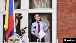 Osnivač Vikiliksa Džulijan Asanž juče se sa balkona ambasade Ekvadora u Londonu obratio svojim sledbenicima