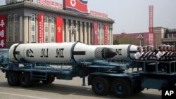 Phi đạn phóng từ tàu ngầm lần đầu tiên xuất hiện trong một cuộc duyệt binh của Bắc Triều Tiên, ngày 15 tháng 4, 2017, ở Bình Nhưỡng.