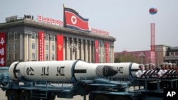 Korea Utara memamerkan misil balistik kapal selam di lapangan Kim Il Sung pada parade militer di Pyongyang, Sabtu (15/4).