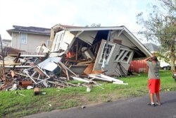 Rumah seorang warga di New Orleans, Louisiana, ambruk akibat terjangan badai Ida (30/8).