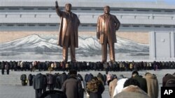 မြောက်ကိုရီးယားပြည်သူတွေ ဂူဗိမာန်ကို အလေးပြုနေစဉ်