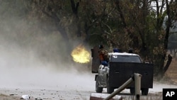 Rebel fighters fire a heavy machine gun toward forces loyal to Libyan leader Moammar Gadhafi at Misrata's western front line, some 25 kilometres (16 miles) from the city center, June 1, 2011