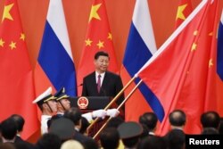 中国国家主席习近平2018年6月8日在北京人大会堂外参加为欢迎俄罗斯总统普京而举行的欢迎仪式。