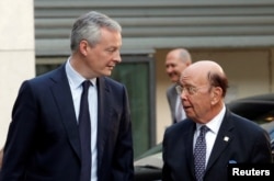 French Finance Minister Bruno Le Maire, left, and U.S. Secretary of Commerce Wilbur Ross arrive to attend a meeting at the Bercy Finance Ministry in Paris, May 31, 2018.