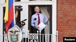 Джулиан Ассанж выступает с балкона посольства Эквадора. Лондон, Великобритания.