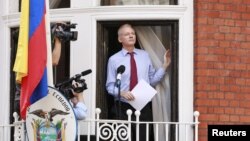 Pendiri WikiLeaks Julian Assange, muncul di muka umum pertama kalinya dalam waktu dua bulan, dan berbicara dari balkon kedutaan Ekuador di London (19/8). 