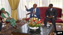 Le président ivoirien Alassane Ouattara (à droite), l'ancienne présidente libérienne Ellen Johnson Sirleaf (à gauche) et le magnat des télécommunications soudanais Mo Ibrahim (à), fondateur de la Fondation Mo Ibrahim, le 4 avril 2019.