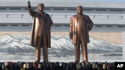 မြောက်ကိုရီးယားခေါင်းဆောင်တွေဖြစ်ကြတဲ့ Kim Il Sung (ဝဲ) နဲ့ Kim Jong Il (ယာ) ရုပ်တုများ။