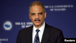 El fiscal general Eric Holder anunció la demanda contra Standard & Poor's presentada el lunes por la noche.