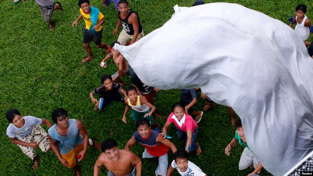Phi cơ của Không lực Philippines thả các bao thực phẩm cho nạn nhân bão Haiyan ở Tolosa, Leyte, miền trung Philippines