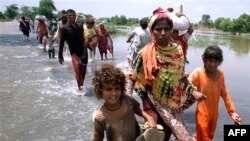 Presidenti pakistanez Zardari viziton zonat e përmbytura