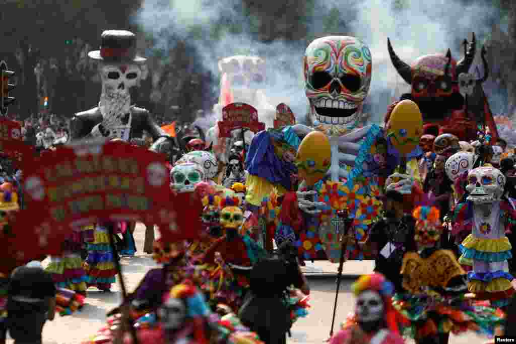 Orang-orang berpakaian&nbsp;tengkorak&nbsp;dalam prosesi untuk memperingati&nbsp;Day of the Dead di Mexico City, 28 Oktober 2017.