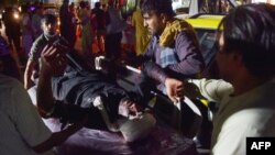 26일 아프가니스탄 카불 공항에서 발생한 폭탄 공격의 부상자들이 주변 병원으로 옮겨졌다.