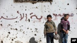 Des enfants syriens dans la vieille ville de Homs, le 26 février 2016. (AP Photo/Hassan Ammar)