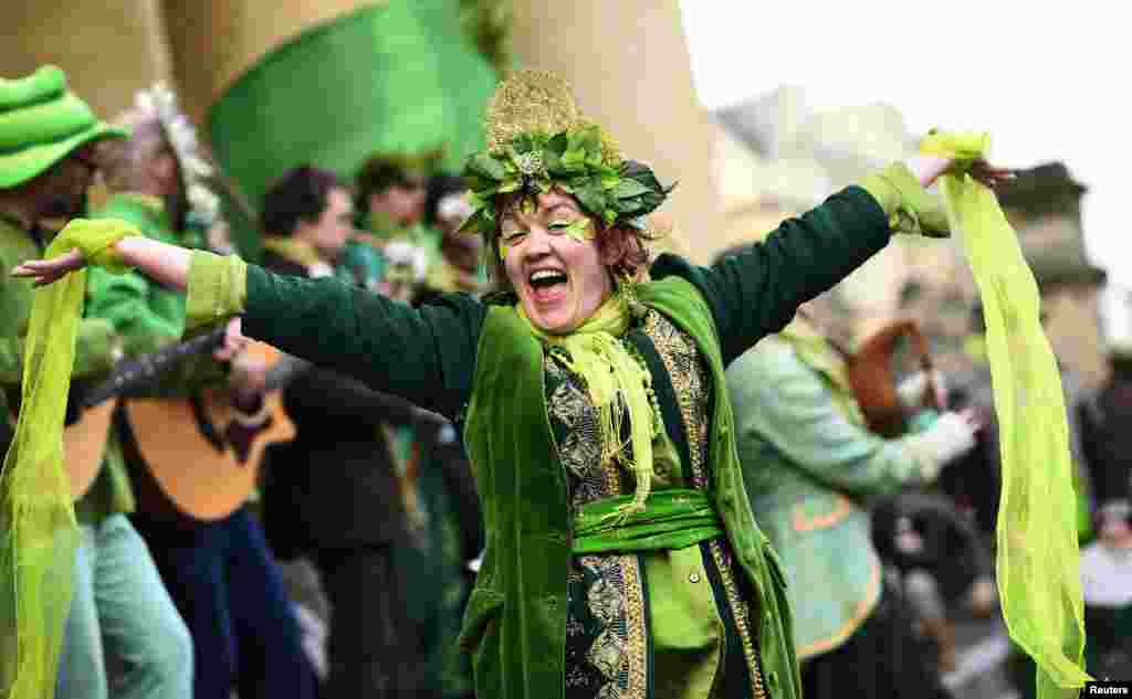 Revelers dance through the streets in the early hours during traditional May Day celebrations in Oxford, Britain, May 1, 2015. 