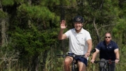 Presiden AS Joe Biden tampak mengendarai sepeda di area Rehoboth Beach, Delaware, pada 11 Agustus 2024. (Foto: Reuters/Kevin Lamarque)