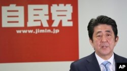15일 일본 자민당 총수인 아베 신조 총리가 기자회견을 하고 있다.