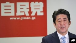 Thủ tướng Nhật Bản Shinzo Abe nói chuyện tại một cuộc họp báo ở Tokyo, 15/12/14